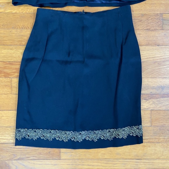 Suit with skirt - Picture 3 of 3